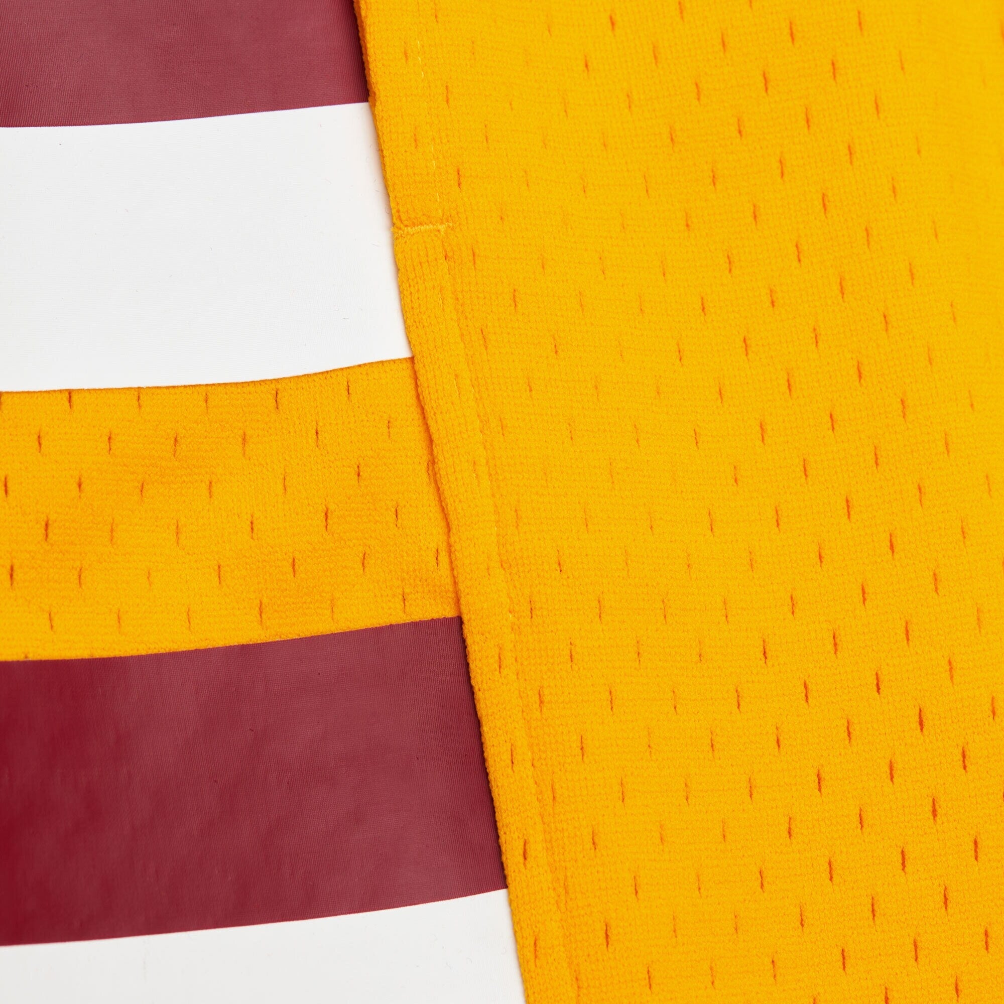 Mitchell & Ness Gold Alternate Cavaliers Shorts 2004